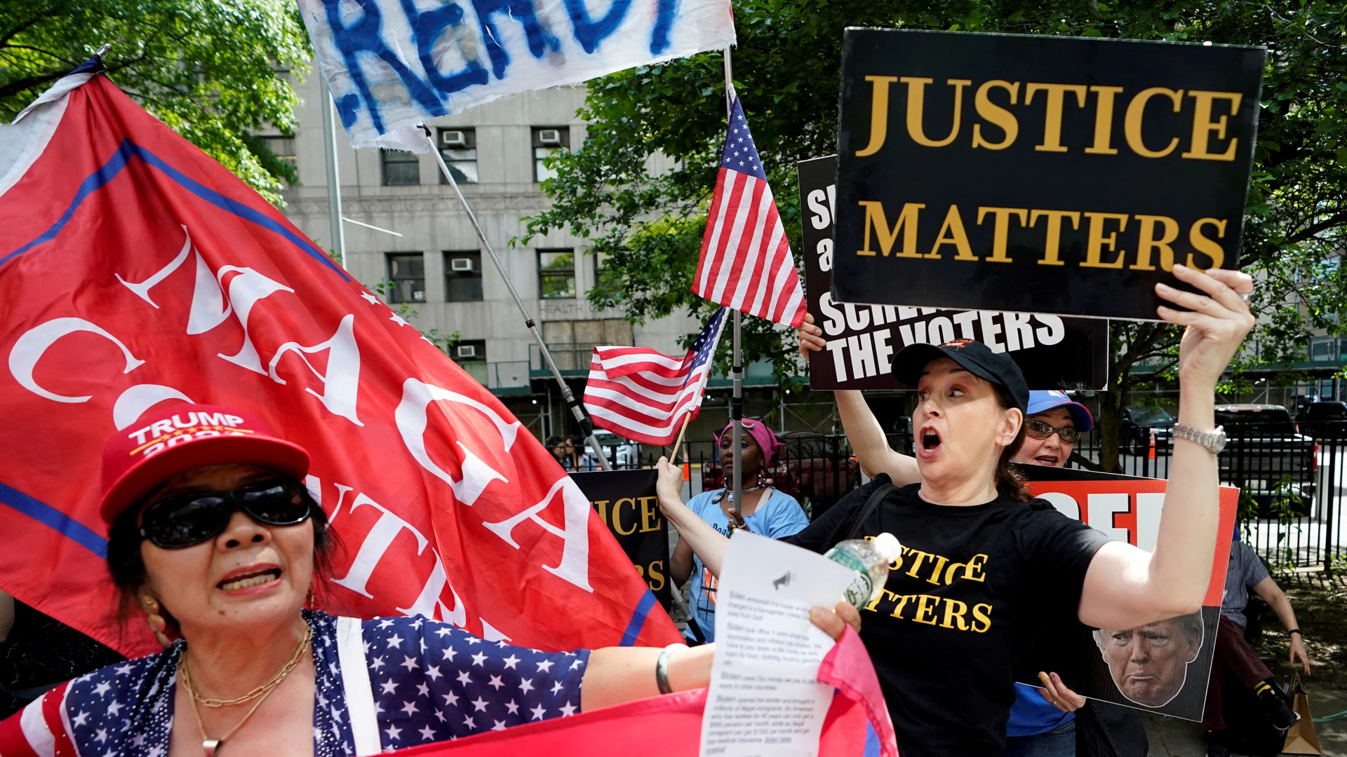 Des partisans et des opposants à l’ancien président américain Donald Trump devant le tribunal pénal de Manhattan.