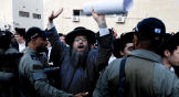 Des juifs orthodoxes affrontent des policiers lors d’une manifestation à Jérusalem contre l’enrôlement dans les forces de défense israéliennes.