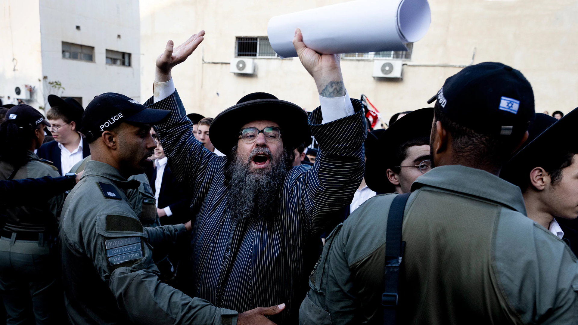 Des juifs orthodoxes affrontent des policiers lors d’une manifestation à Jérusalem contre l’enrôlement dans les forces de défense israéliennes.