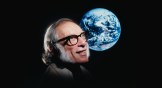 Le célèbre auteur de science-fiction Isaac Asimov avec une photo de la Terre vue de l’espace.