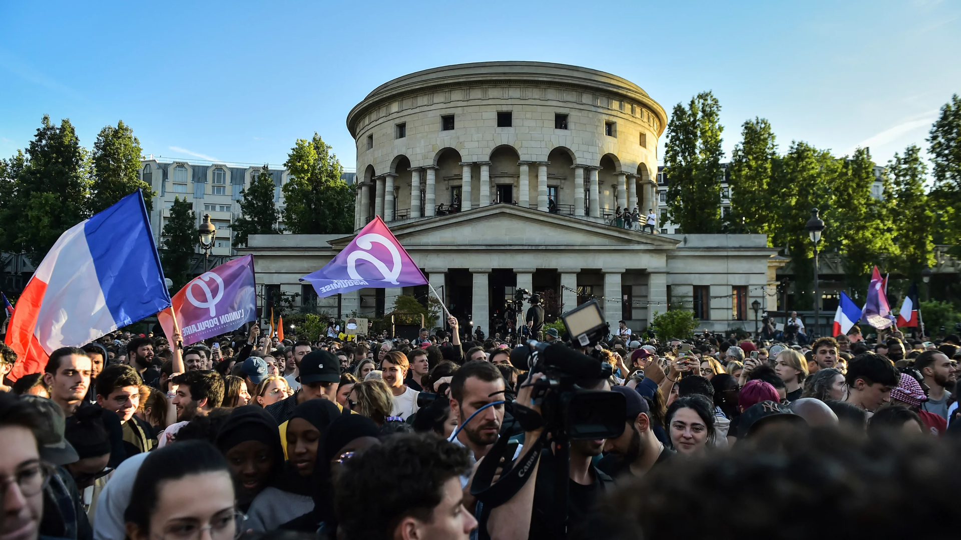 Des manifestants fêtent l’annonce des résultats du premier tour des élections législatives françaises de 2024.