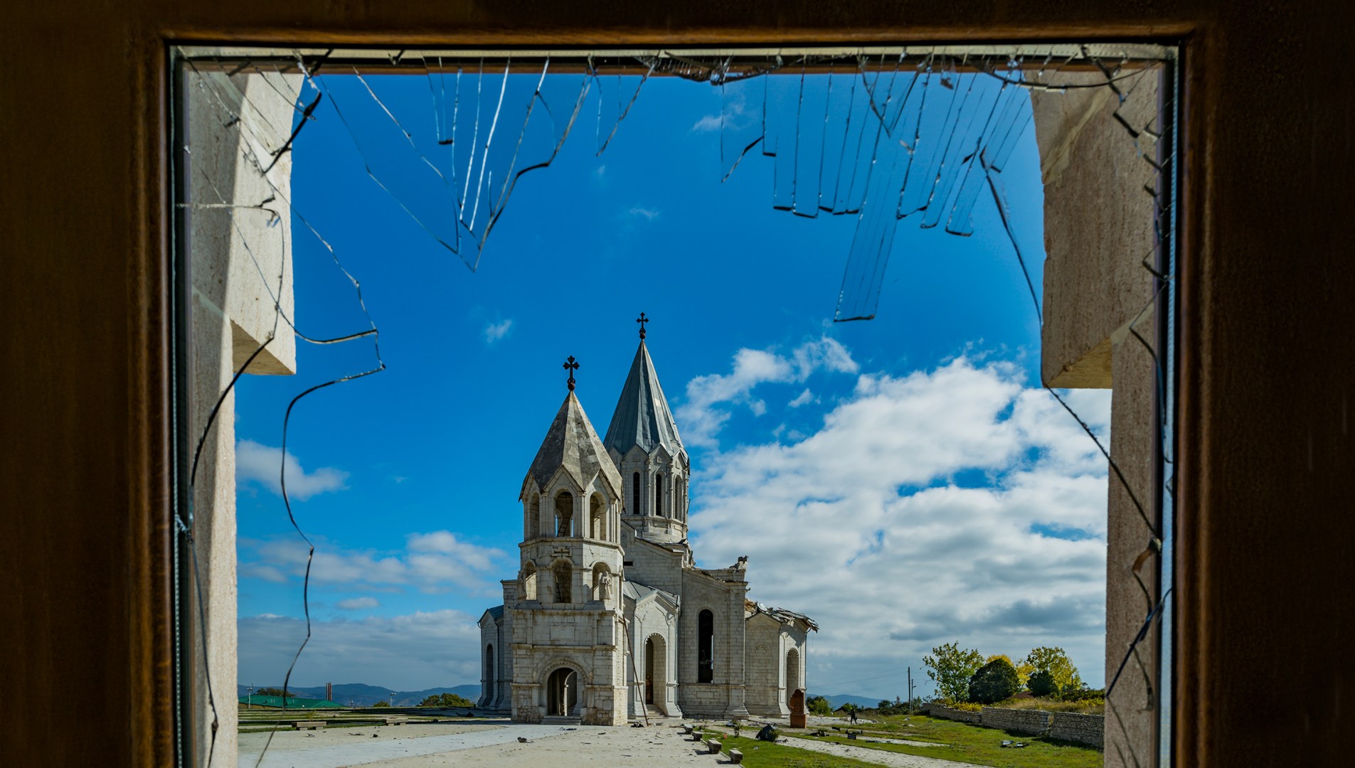 Conséquences du bombardement azerbaïdjanais de la cathédrale de Chouchi en 2020, dans le Haut-Karabakh.