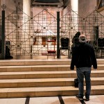 Un homme se tient près de l’autel de la basilique catholique romaine de l’Annonciation à Nazareth.