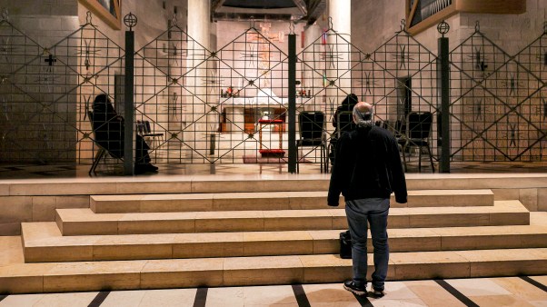 Un homme se tient près de l’autel de la basilique catholique romaine de l’Annonciation à Nazareth.