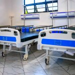 Des lits vides dans une unite de maternité de l’hôpital de Kibera à Nairobi, au Kenya.