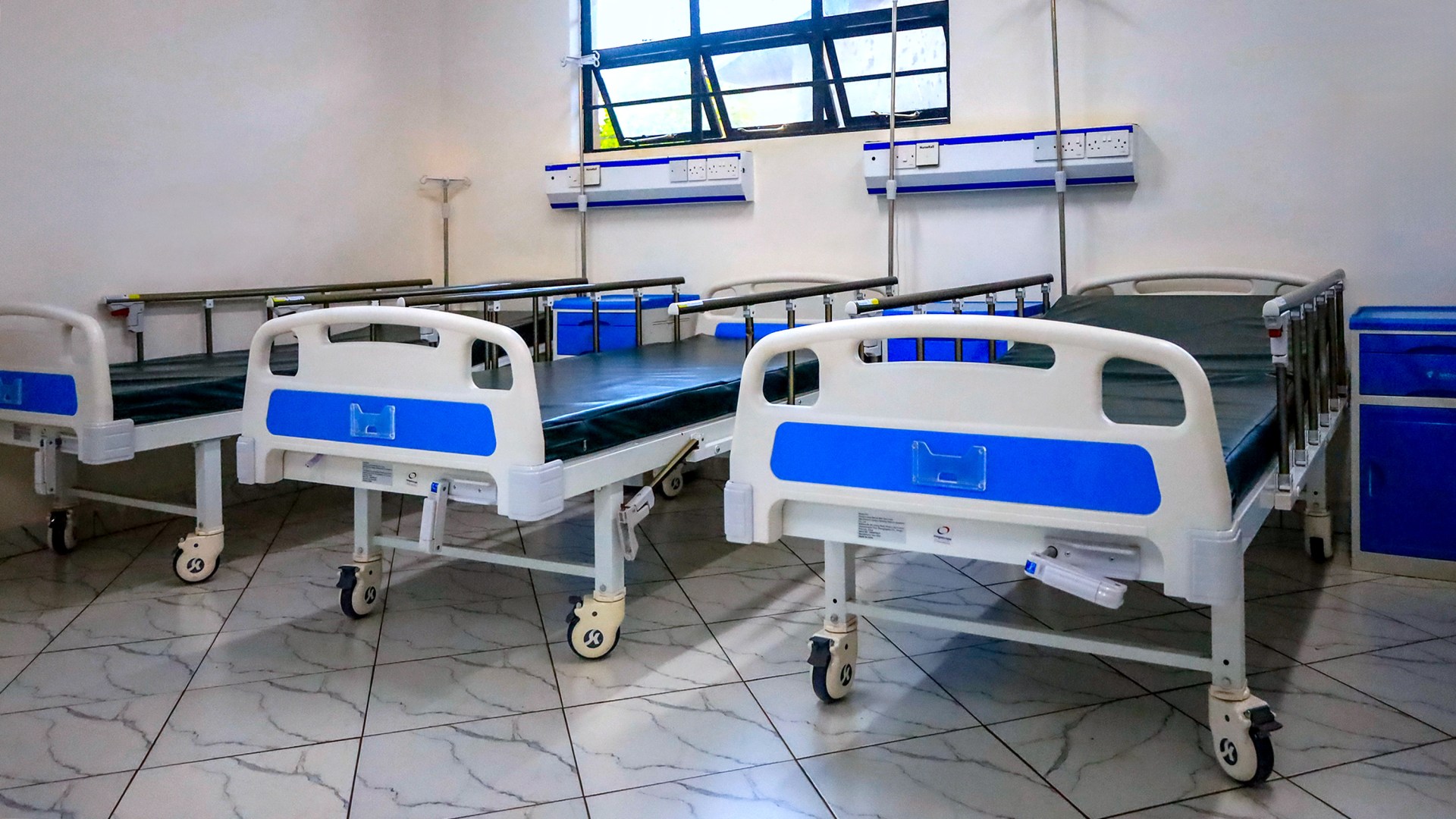 Des lits vides dans une unite de maternité de l’hôpital de Kibera à Nairobi, au Kenya.