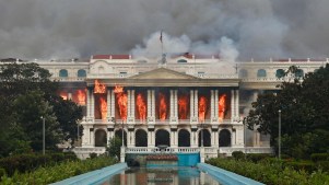 Des manifestants ont mis le feu au principal bâtiment administratif du gouvernement népalais le 9 septembre 2025.