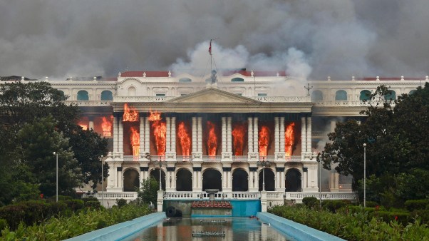 Des manifestants ont mis le feu au principal bâtiment administratif du gouvernement népalais le 9 septembre 2025.