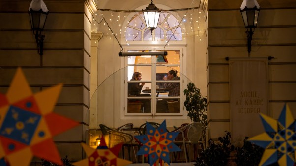 Des femmes ukrainiennes dans un café chaleureux.