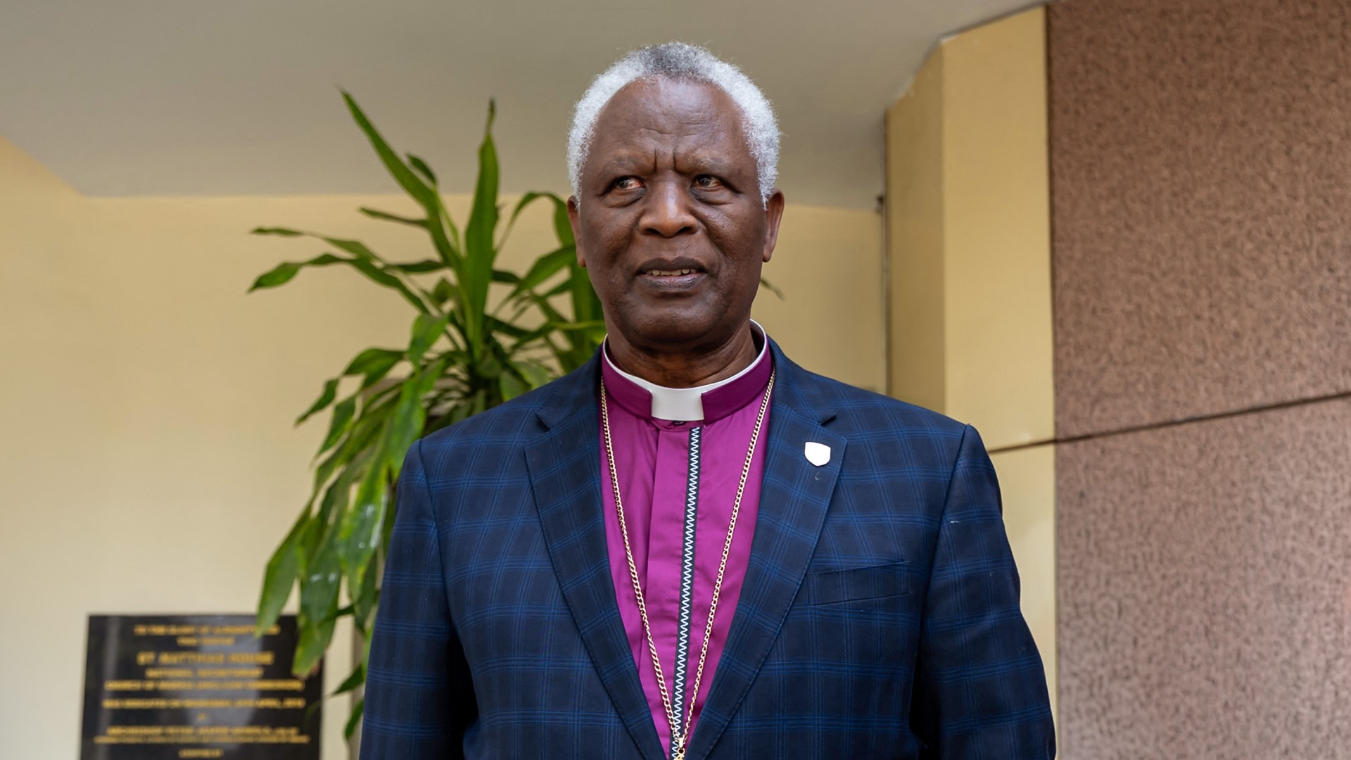 L'évêque rwandais Laurent Mbanda, nouvellement élu à la tête du Conseil anglican mondial, pose pour une photo à Abuja le 5 mars 2026.