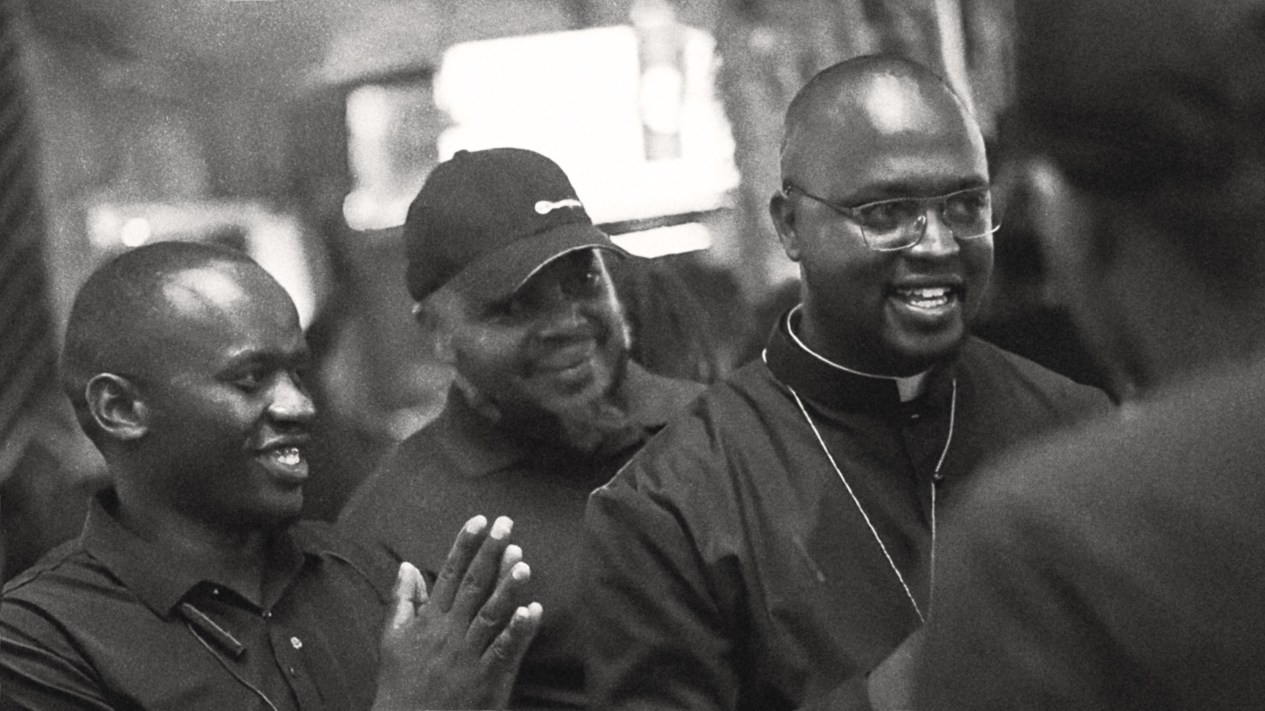 Le père Micheal Watenga prêchant dans une boîte de nuit.