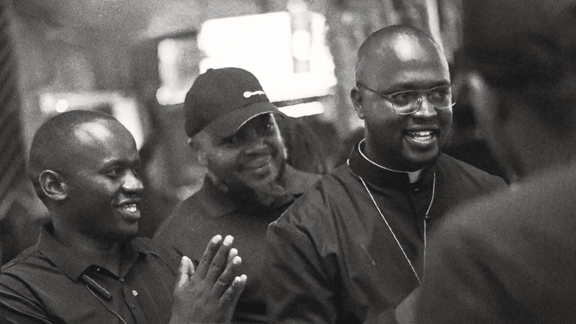 Le père Micheal Watenga prêchant dans une boîte de nuit.