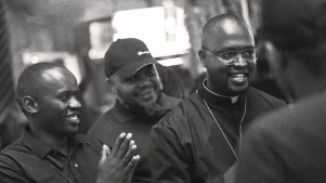 Le père Micheal Watenga prêchant dans une boîte de nuit.