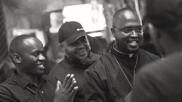 Le père Micheal Watenga prêchant dans une boîte de nuit.