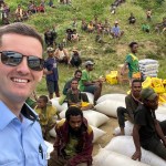 Johnny Reeves, pilote de JAARS en Papouasie-Nouvelle-Guinée, en train de livrer des provisions.