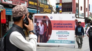 Un panneau d'information sur le recensement de 2027 en Inde.