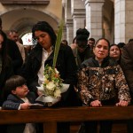 Des chrétiens assistent à la messe du dimanche des Rameaux à l'église catholique Sainte-Catherine, dans la ville de Bethléem, en Cisjordanie occupée, le 29 mars 2026.